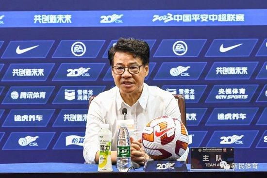 一碰手就湿的她